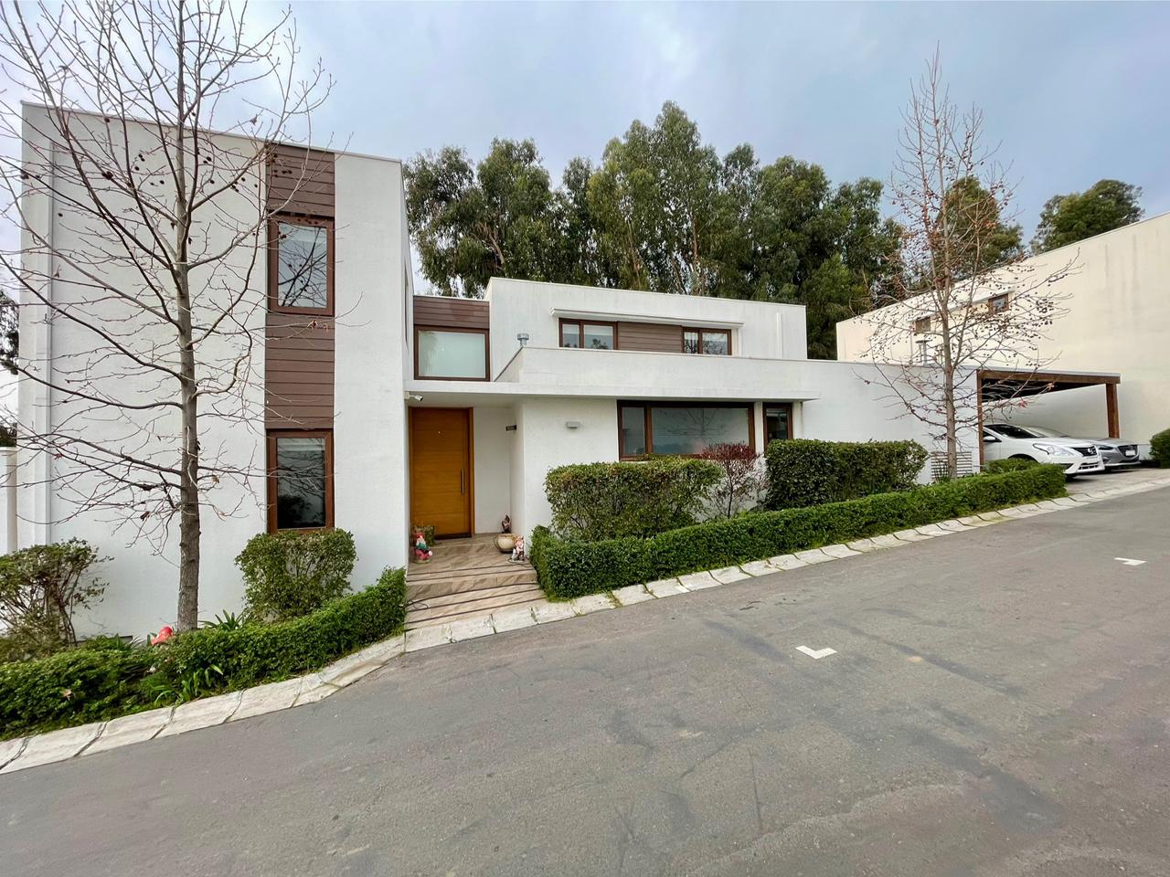 MODERNA CASA EN CONDOMINIO