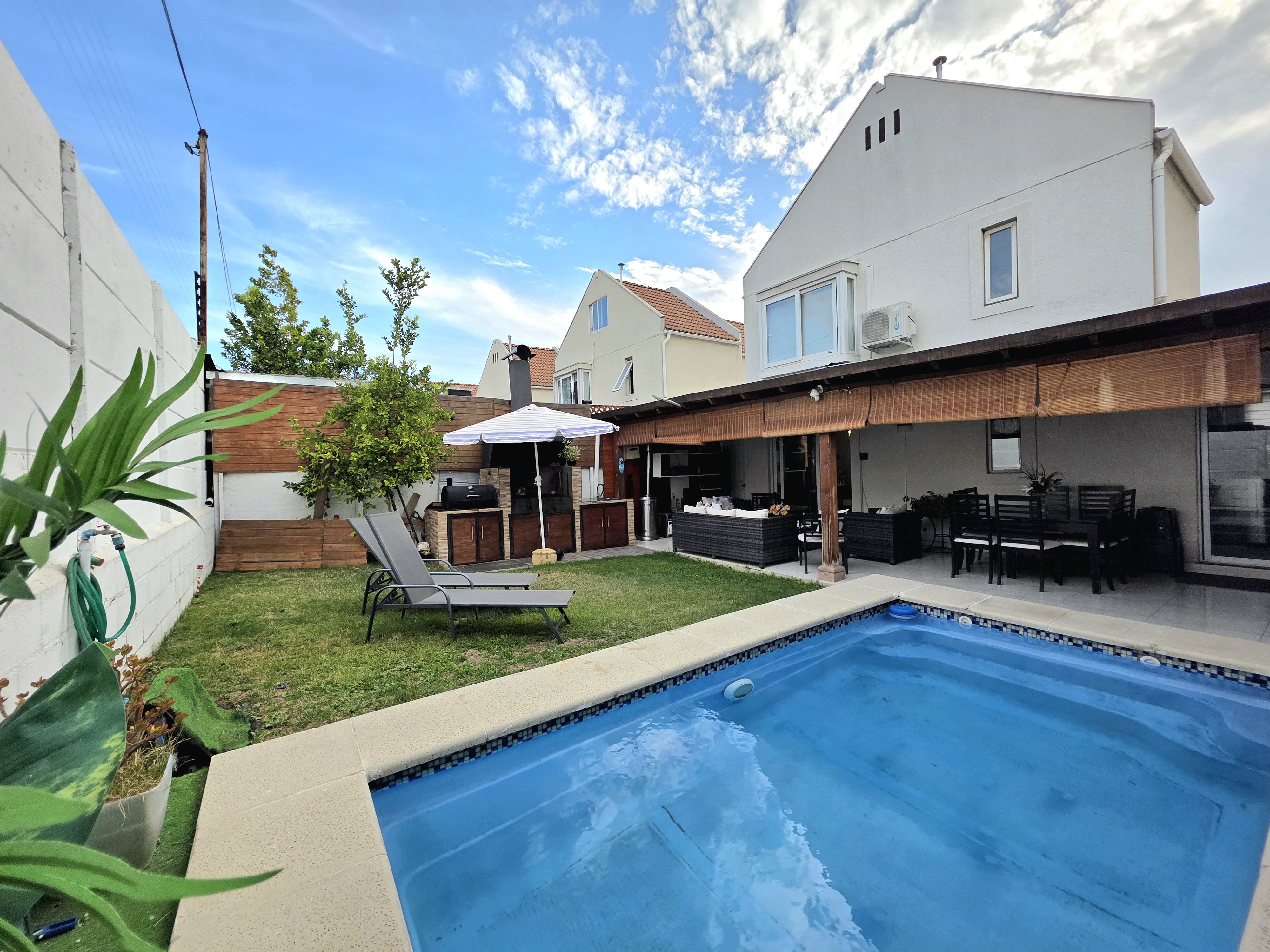 EN CONDOMINIO / COMO NUEVA 